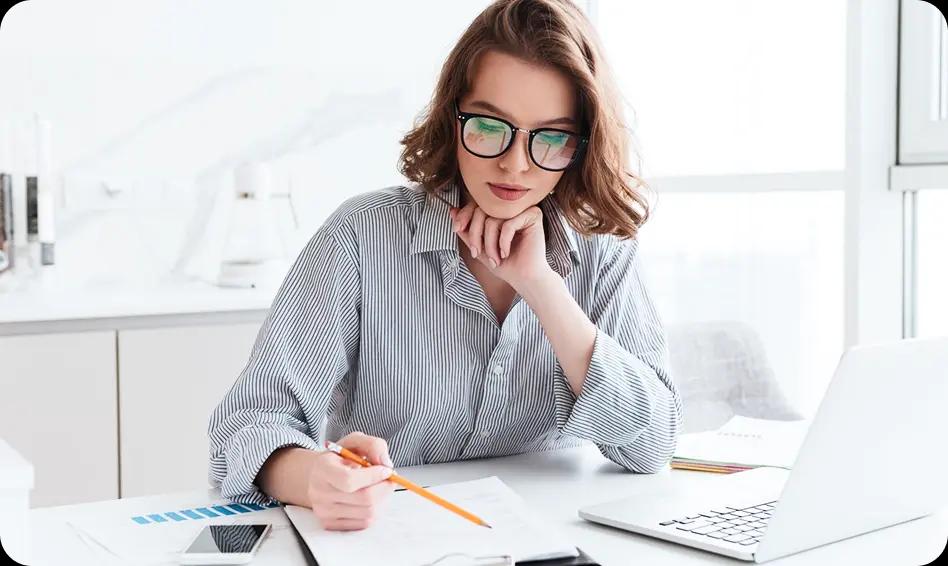 girl analysing